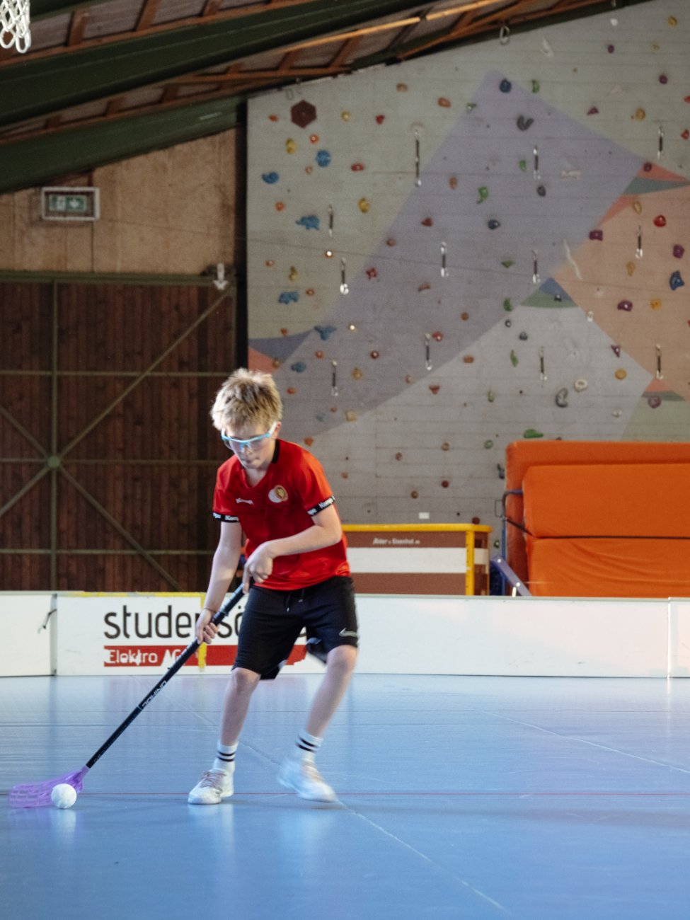 Tim im roten Trikot in der Trainingshalle