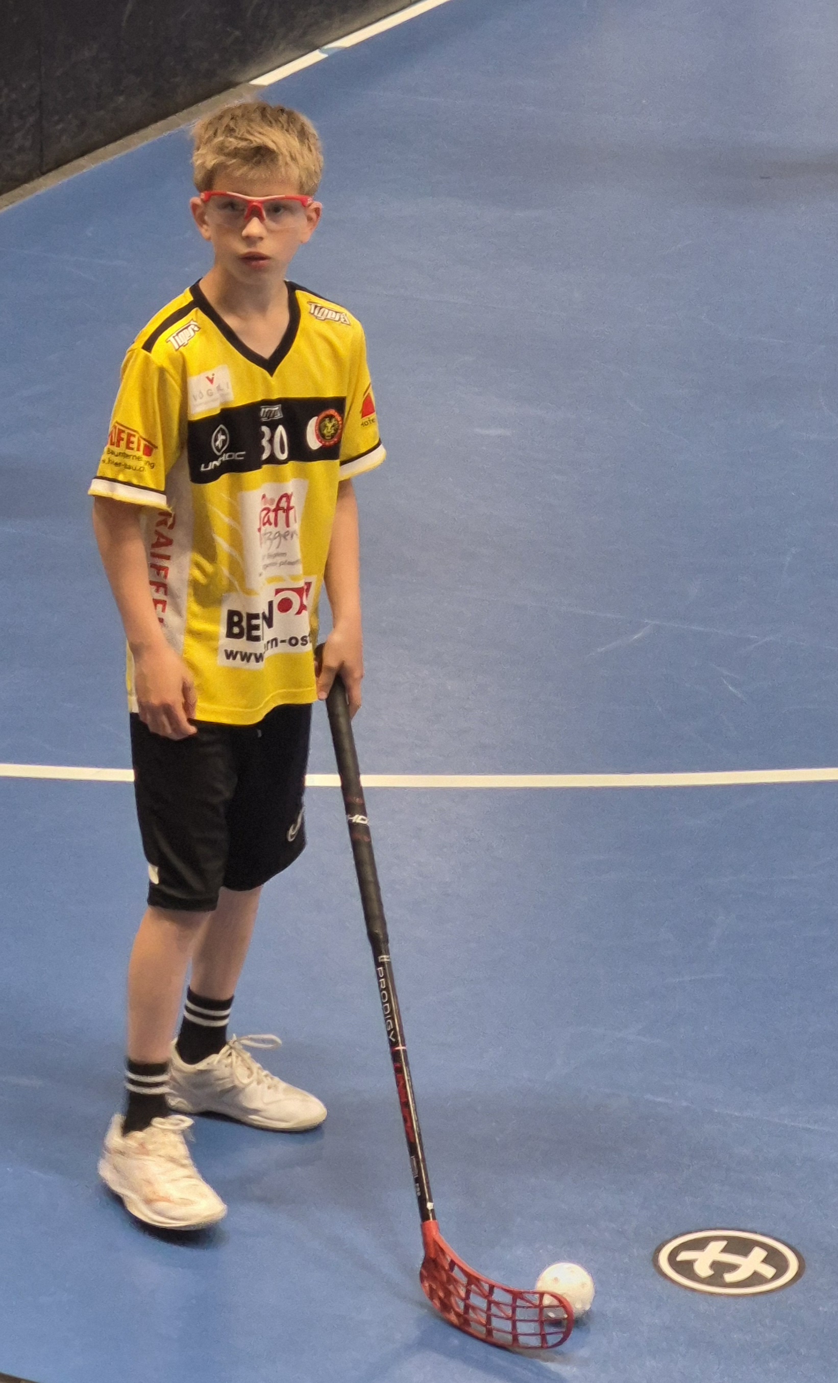 Tim im gelben Trikot mit Nummer 30 und Stock