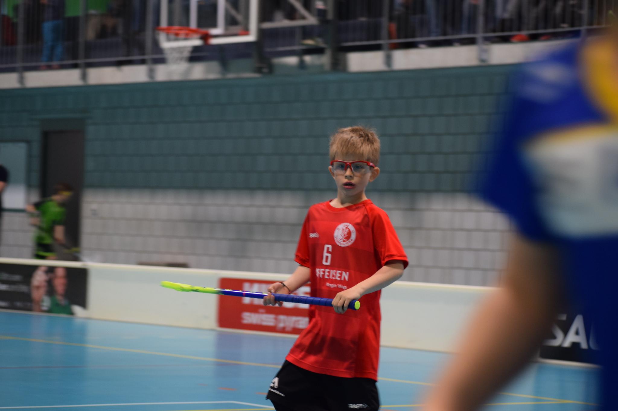 Tim im roten Trikot auf dem Spielfeld