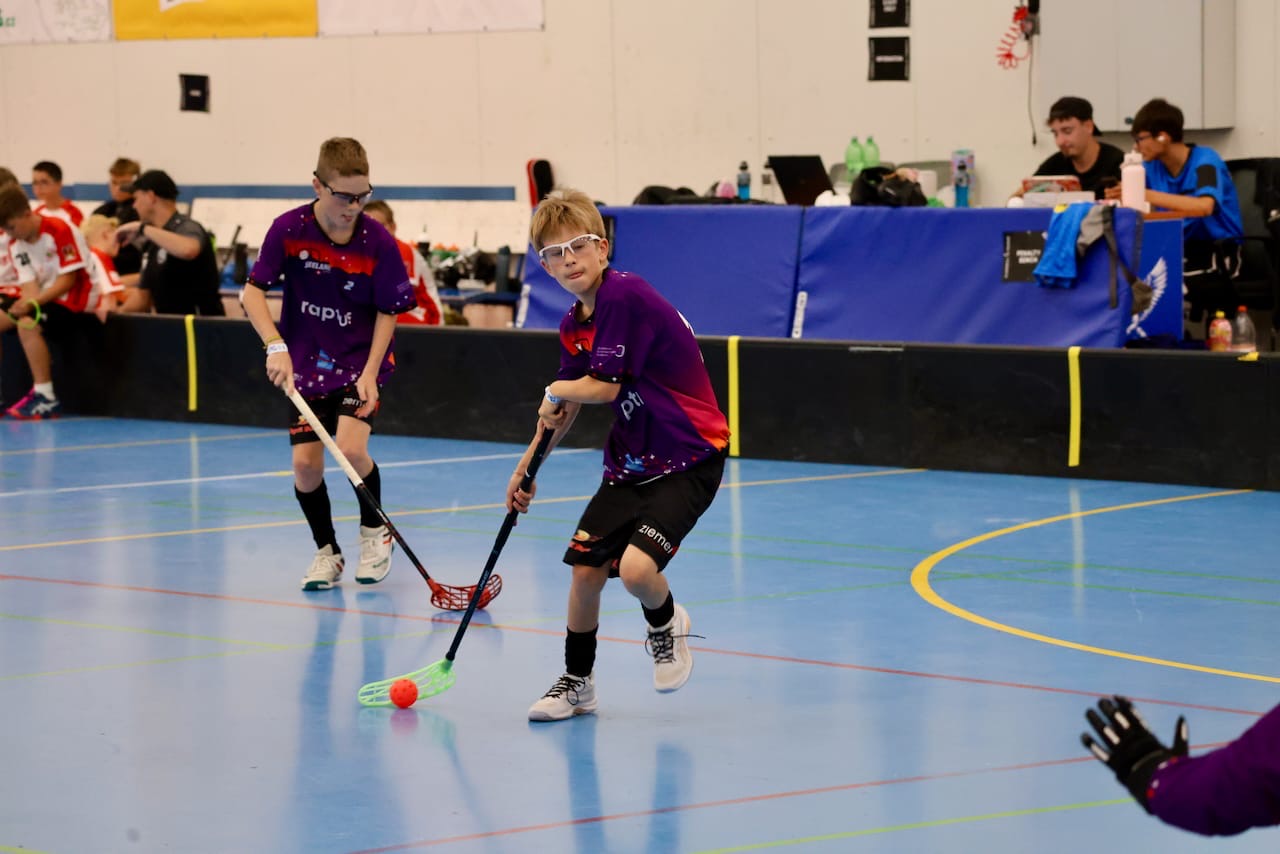 Tim im violetten Trikot im Zweikampf