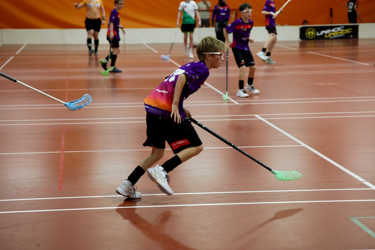 Tim im violetten Trikot erläuft den Ball