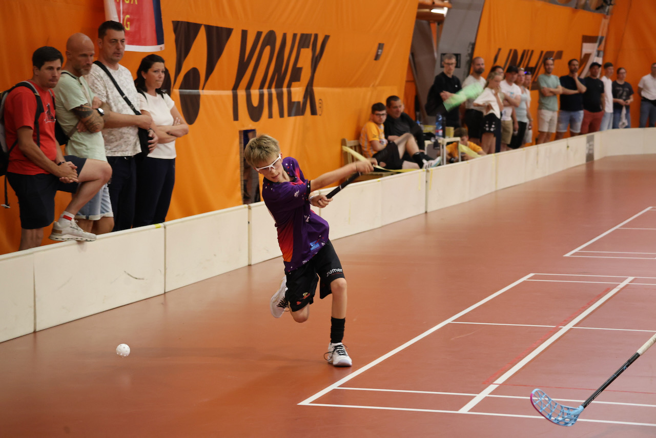 Tim im violetten Trikot am Ball im Angriff