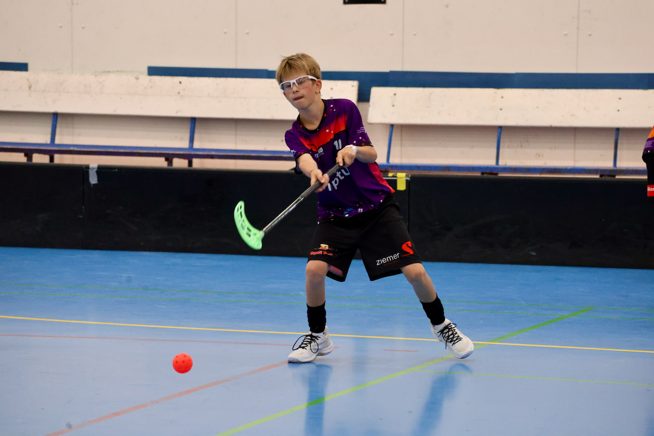Tim im violetten Trikot kontrolliert den Ball