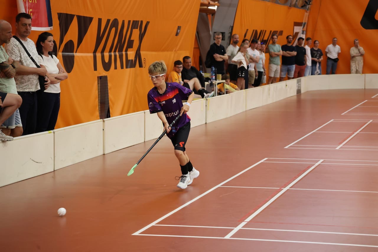 Tim im violetten Trikot dribbelt entlang der Linie