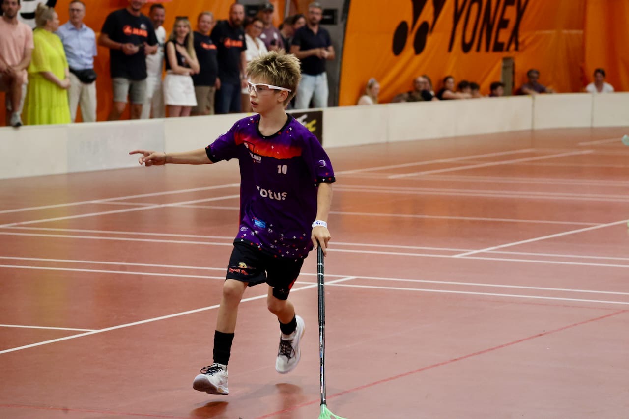 Tim im violetten Trikot schirmt den Ball ab