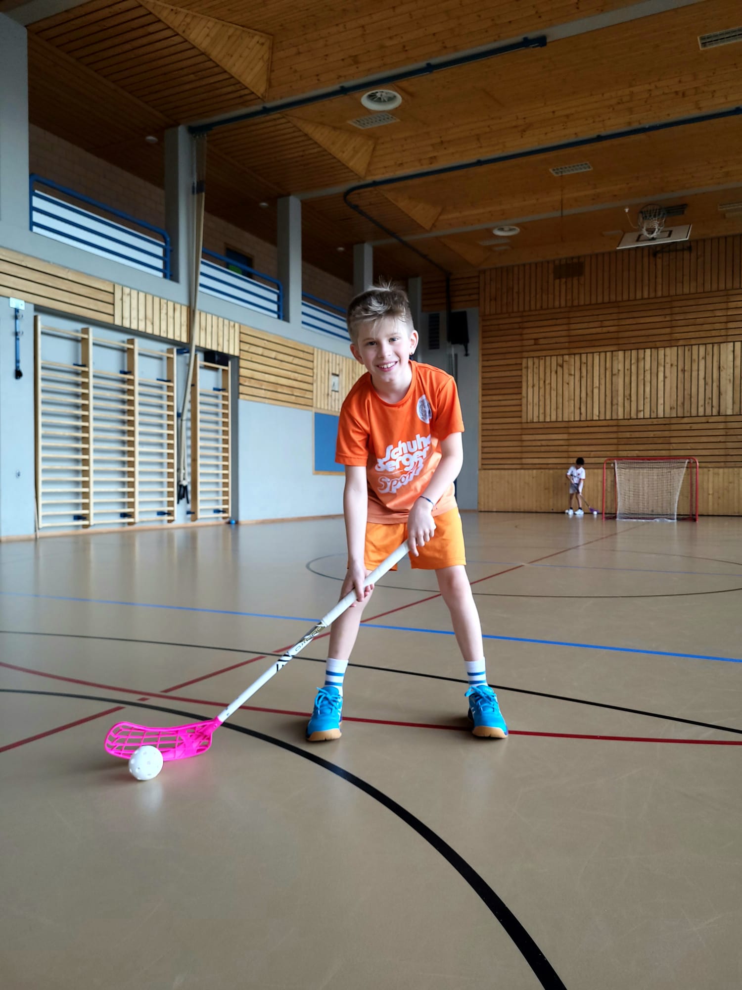 Tim im orangefarbenen Trikot bereit am Ball